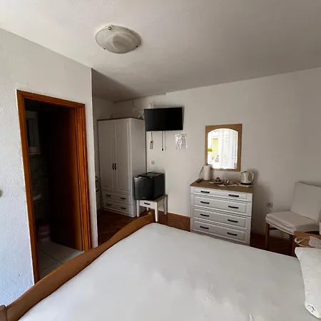 And Ruza アパート トロギール