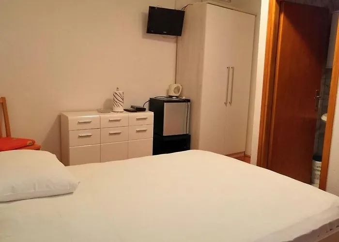 And Ruza トロギール