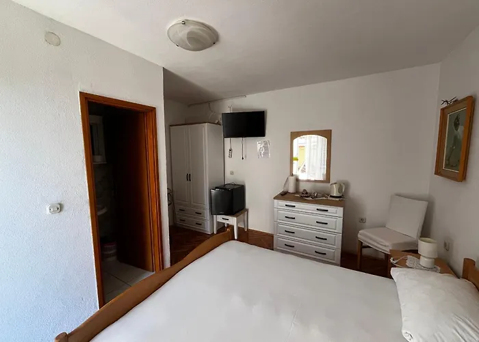 And Ruza アパート トロギール