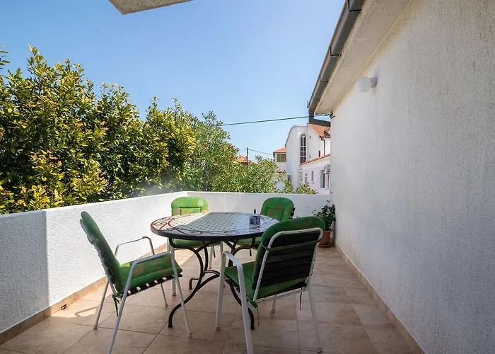 And Ruza アパート トロギール